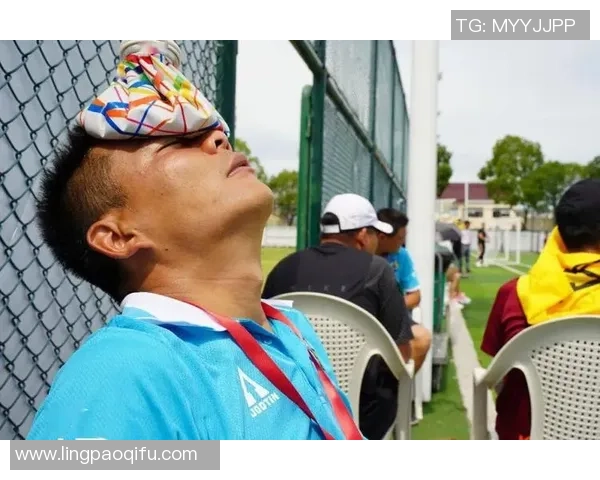 足球星逗比女孩笑容满面 玩转绿茵场的青春魅力头像设计